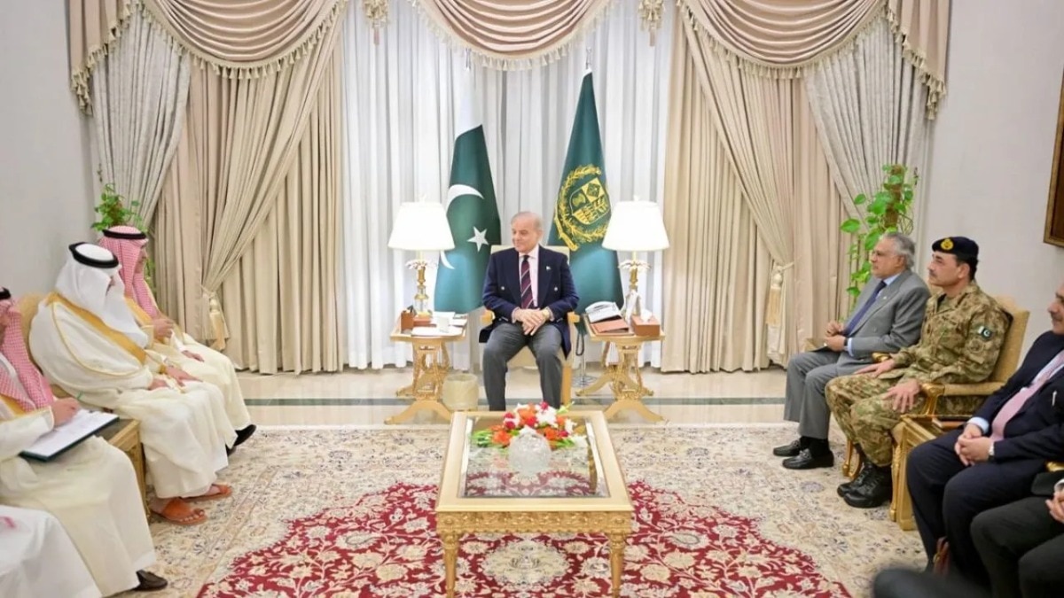 UAE का 3 अरब डॉलर कर्ज लौटाने से पाकिस्तान पर दबाव बढ़ गया है. Photo @PakPMO