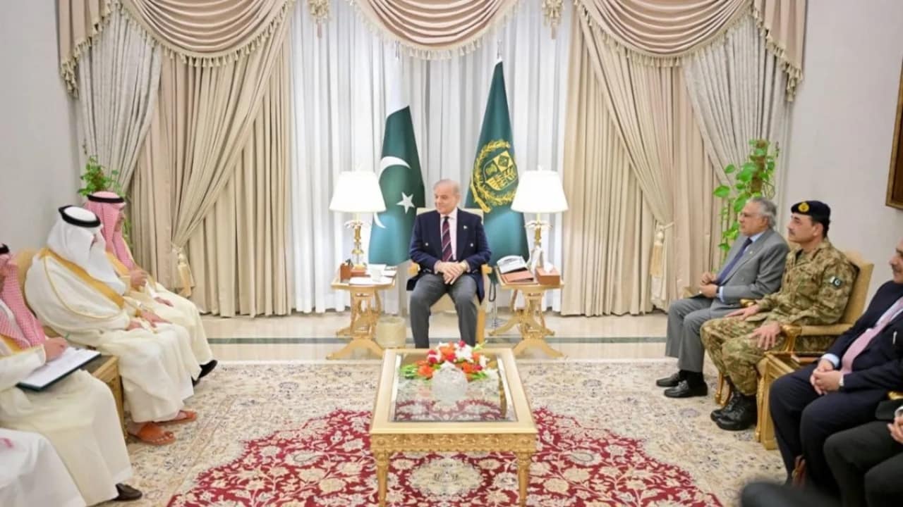 UAE ने वापस मांगा अरबों का कर्ज... अब PAK के लिए 'संकटमोचक' बना सऊदी अरब