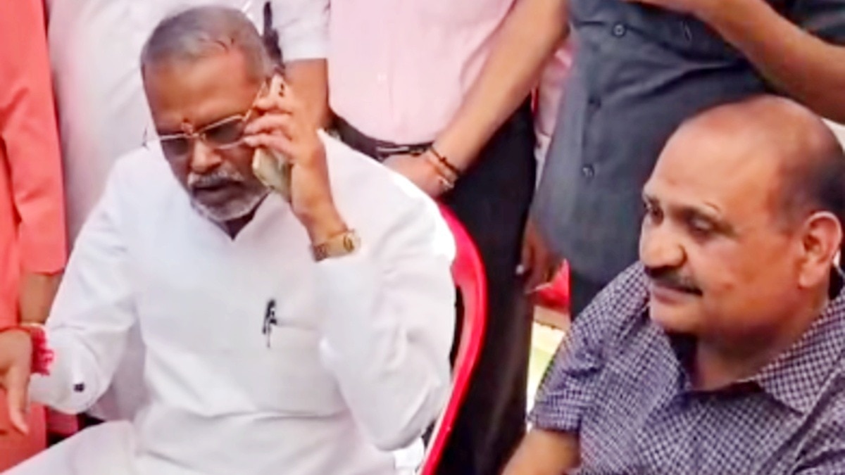 भूमिपूजन में अधिकारी न मिलने पर फूटा मंत्री कुशवाह का गुस्सा.(Photo:Screengrab)