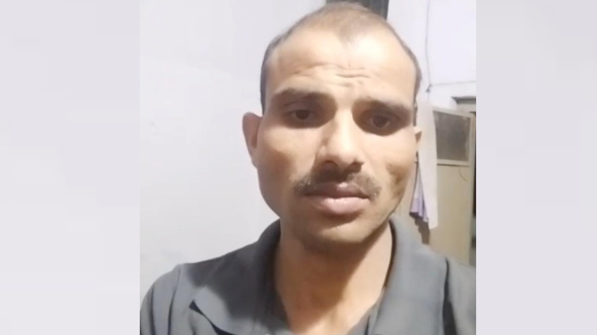 मुरैना एसपी के बंगले पर तैनात कांस्टेबल का वीडियो वायरल.(Photo:Screengrab)