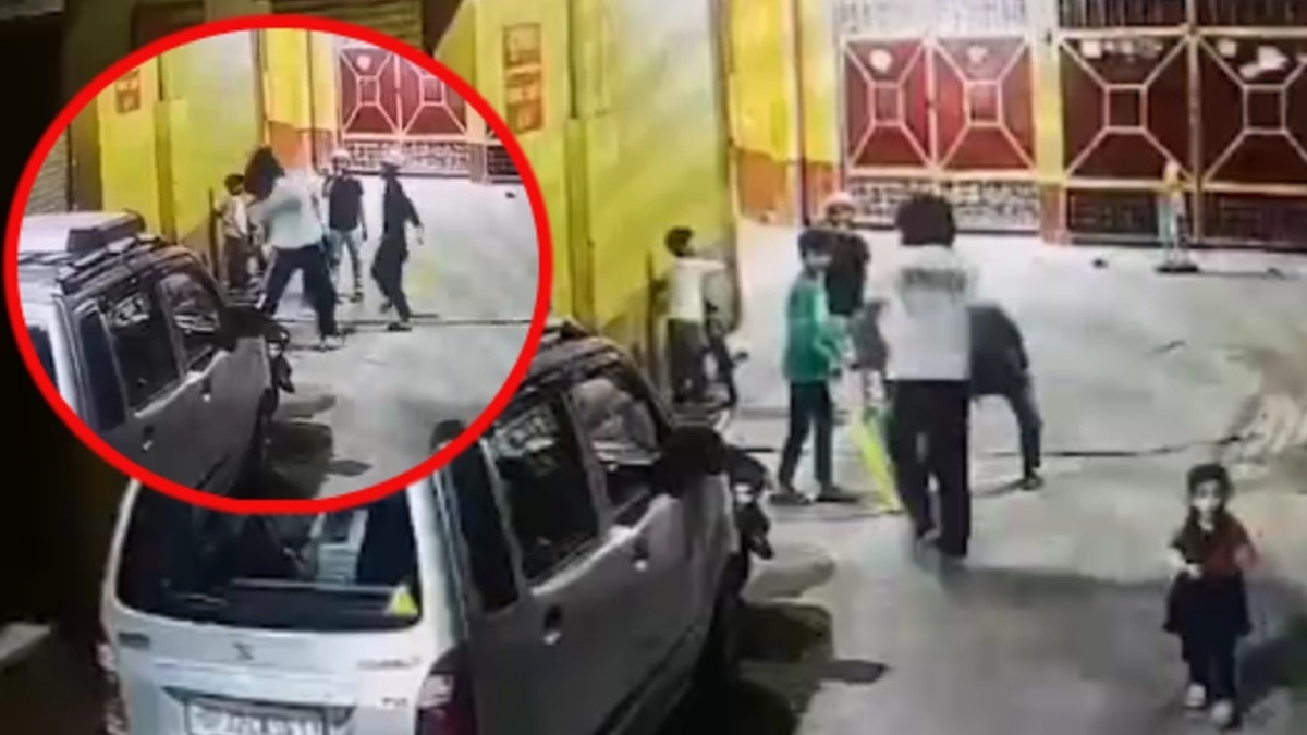 नमाज पढ़कर निकले बच्चे पर फहद उर्फ प्रिंस का हमला.(Photo:Screengrab)