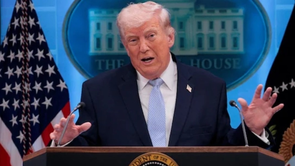 डोनाल्ड ट्रंप ने दावा किया है कि स्ट्रेट ऑफ होर्मुज में बिछाई गई बारूदी सुरंगों को हटाने के लिए अमेरिका स्पेशल इक्विपमेंट भेज रहा है.