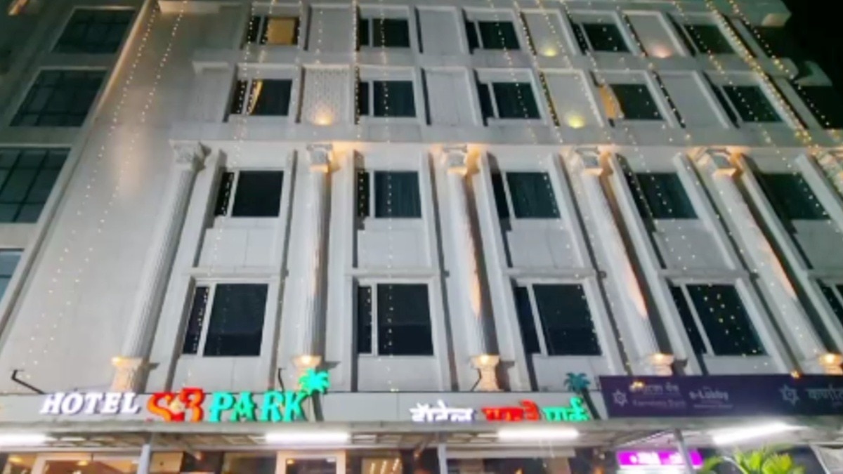 ऑफिस बॉस के साथ होटल पहुंची थी सिमरन.(Photo:Screengrab)