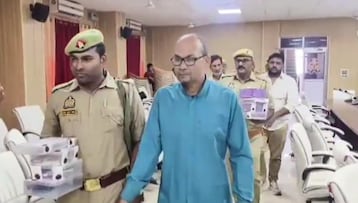 गिरफ्तार आरोपियों को पकड़कर ले जाती पुलिस. (Photo: Screengrab) गिरफ्तार आरोपियों को पकड़कर ले जाती पुलिस. (Photo: Screengrab)