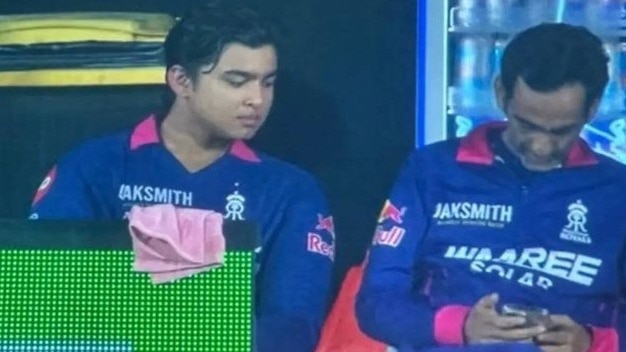 डगआउट में फोन चला रहे थे टीम मैनेजर, पास बैठे थे वैभव सूर्यवंशी, BCCI लेगा एक्शन?