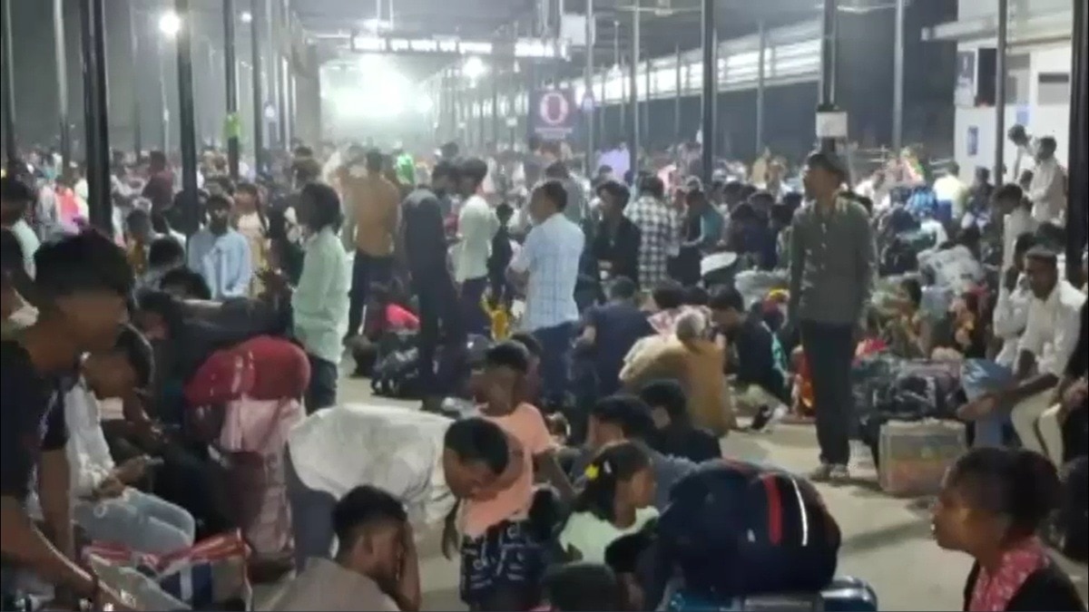 उधना रेलवे स्टेशन पर उमड़ी मजदूरों की भीड़. (Photo: Screengrab)