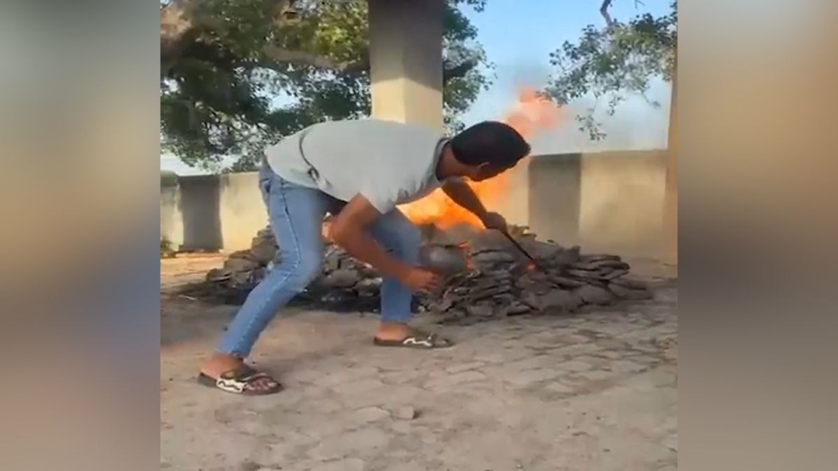 युवक के दोस्त बना रहे थे वीडियो. (Photo: Screengrab)