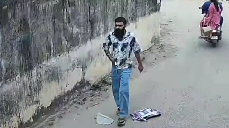 महिला से छेड़खानी करने के बाद भागता आरोपी. (Photo: Screengrab)