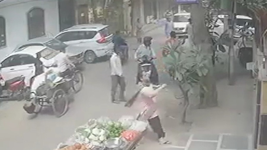 दिल्ली में तेज रफ्तार कार का कहर. (Photo: Screengrab)