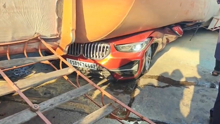 आंध्र में कीसरा टोल प्लाजा पर फ्लाई ऐश टैंकर ने कार को कुचला. (photo: ITG)
