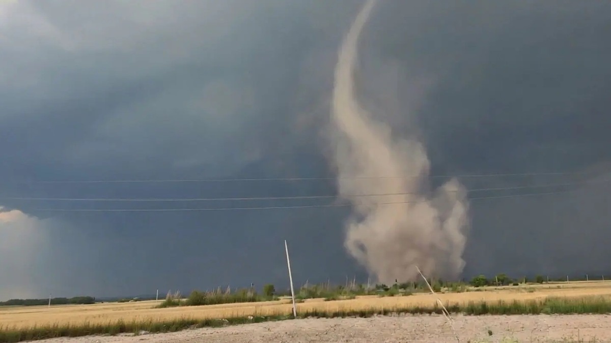 जम्मू के अखनूर में एक दुर्लभ बवंडर देखने को मिला. (Photo: X)