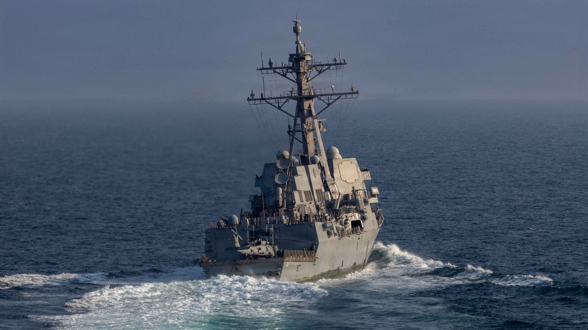 स्ट्रेट ऑफ होर्मुज में घुसे अमेरिकी जहाज को ईरान ने चेतावनी दी. (Reuters)