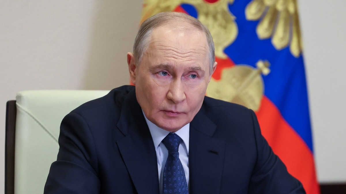 लादिमीर पुतिन ने ईरान राष्ट्रपति को फोन कर कहा - शांति में निभाएंगे भूमिका (Photo: AP)