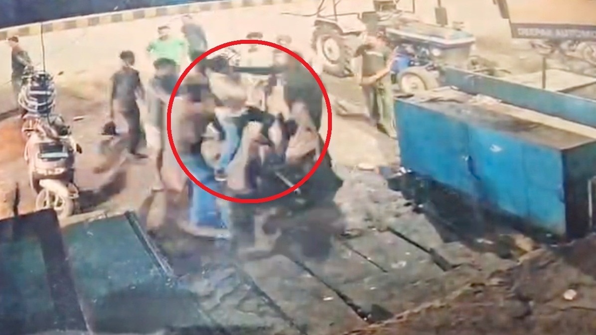 शराबियों को रोकना हेड कांस्टेबल को पड़ा भारी.(Photo:Screengrab)