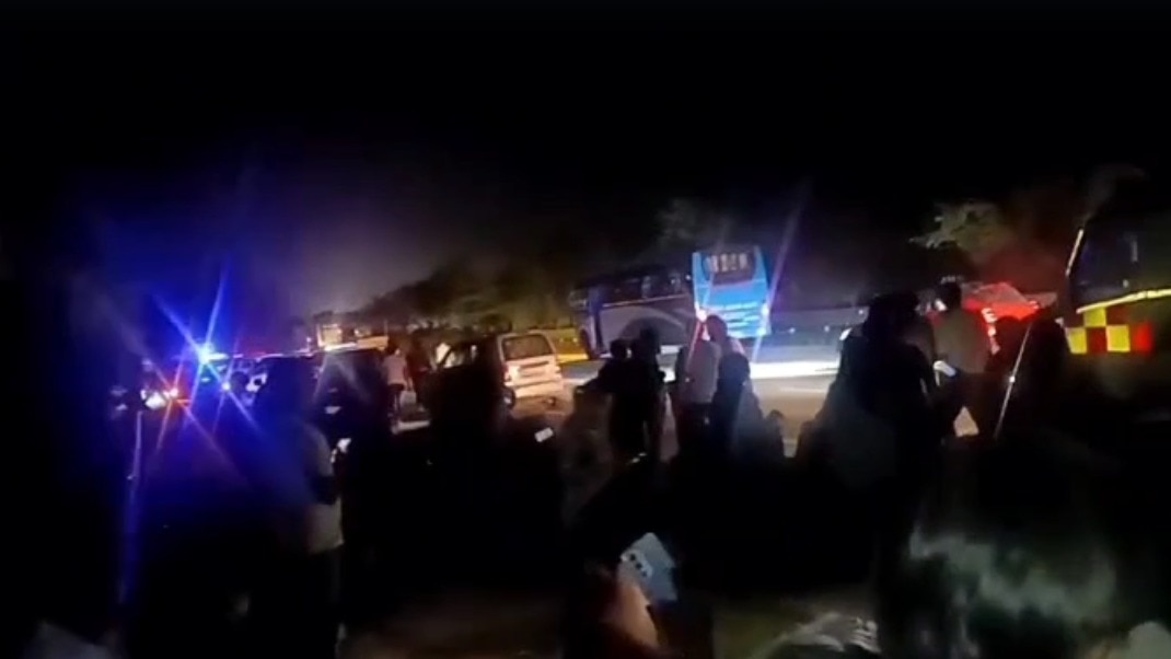 मथुरा: यमुना एक्सप्रेसवे पर तेज रफ्तार बस पलटी, 20 यात्री गंभीर रूप से घायल