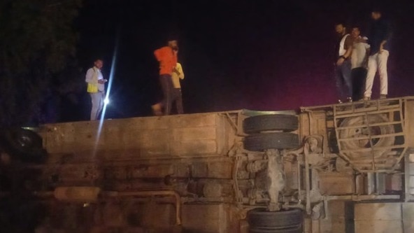 मथुरा: यमुना एक्सप्रेसवे पर तेज रफ्तार बस पलटी, 20 यात्री गंभीर रूप से घायल