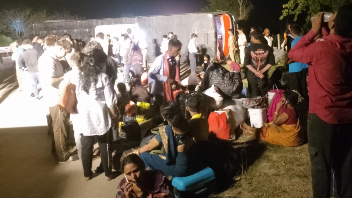 माइलस्टोन 76 के पास डबल डेकर बस पलट गई. (Photo: Screengrab)