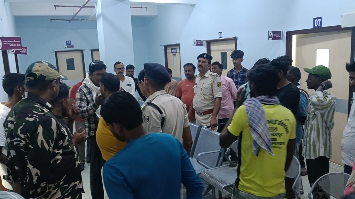 एक युवक को गंभीर हालत में गोरखपुर रेफर किया गया है.(Photo: Vikash Kumar Dubey/ITG)