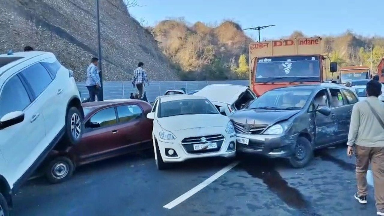 एक के बाद एक 7 गाड़ियां एक्सप्रेसवे पर टकराईं, सिलेंडर से भरा ट्रक भी भिड़ा
