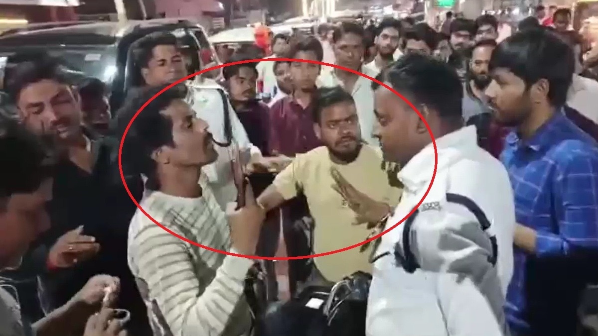 बीच सड़क ट्रैफिक पुलिस के जवानों से बहस करते युवक. (Photo: Screengrab)