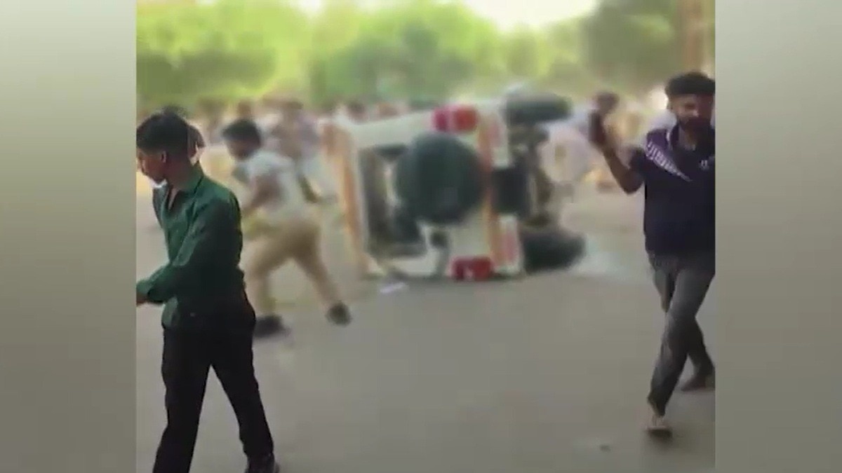 नोएडा में कर्मचारियों का प्रदर्शन हुआ हिंसक, पत्थरबाजी, आगजनी और गाड़ियों में हुई तोड़फोड़