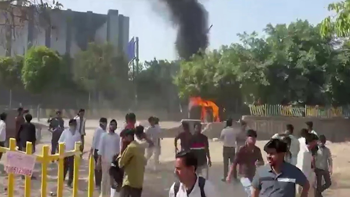 नोएडा में प्राइवेट कंपनी के कर्मचारियों का प्रदर्शन हुआ तेज. (Photo: Screengrab)