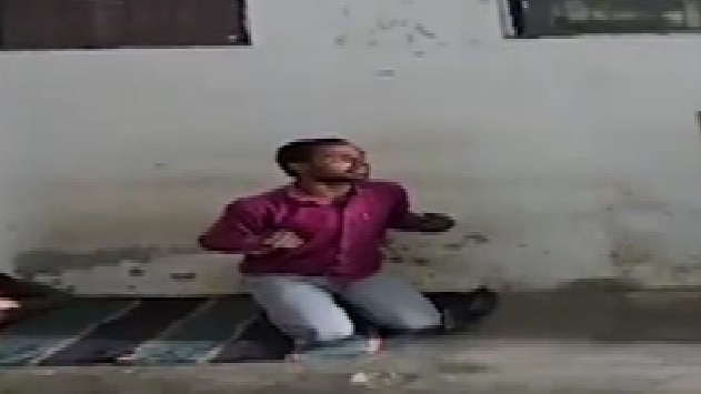 थाने में बैठाए गए युवक पर आया जिन्न. (Photo: Screengrab)