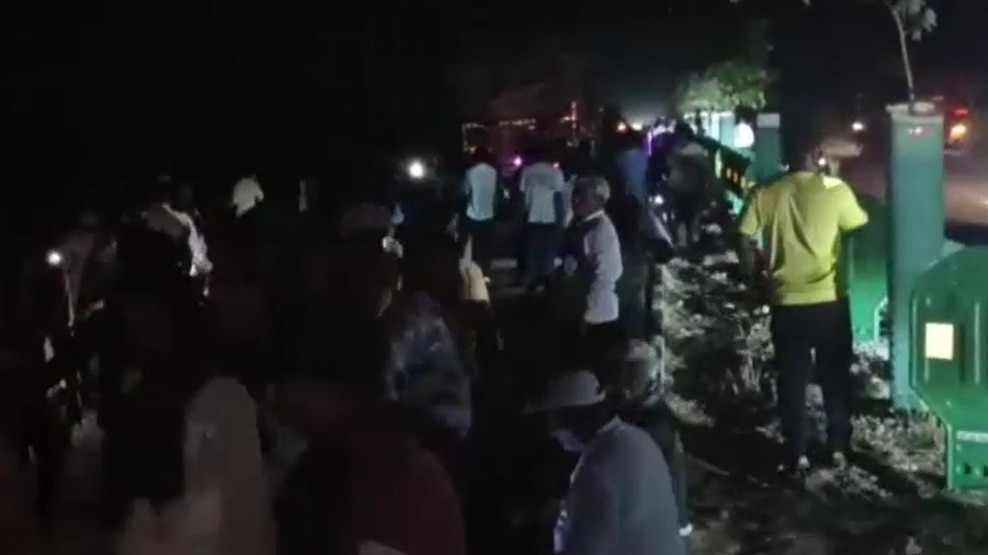 गुजरात में दर्दनाक हादसा! मंदिर जा रहे लोगों को ट्रक ने कुचला... 7 की मौत