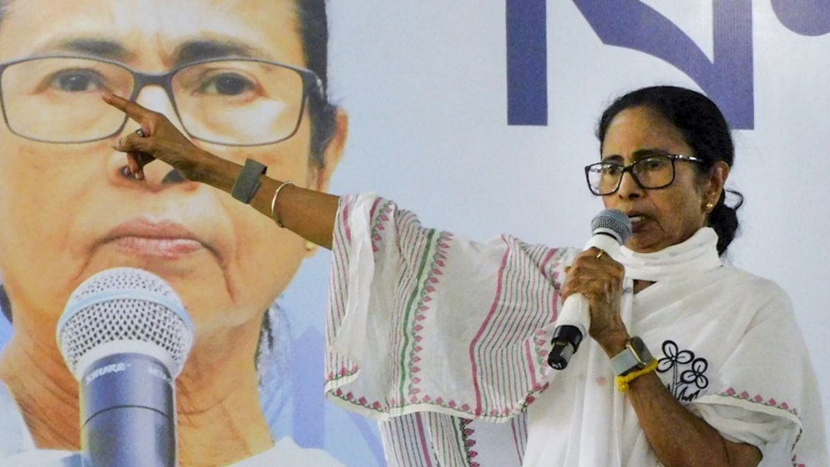 mamata banerjee finger indication