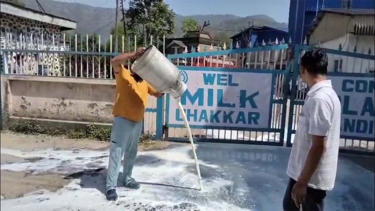 मिल्क प्लांट के स्टाफ ने पशुपालकों का दूध लेने से किया इनकार (Photo-ITG)  