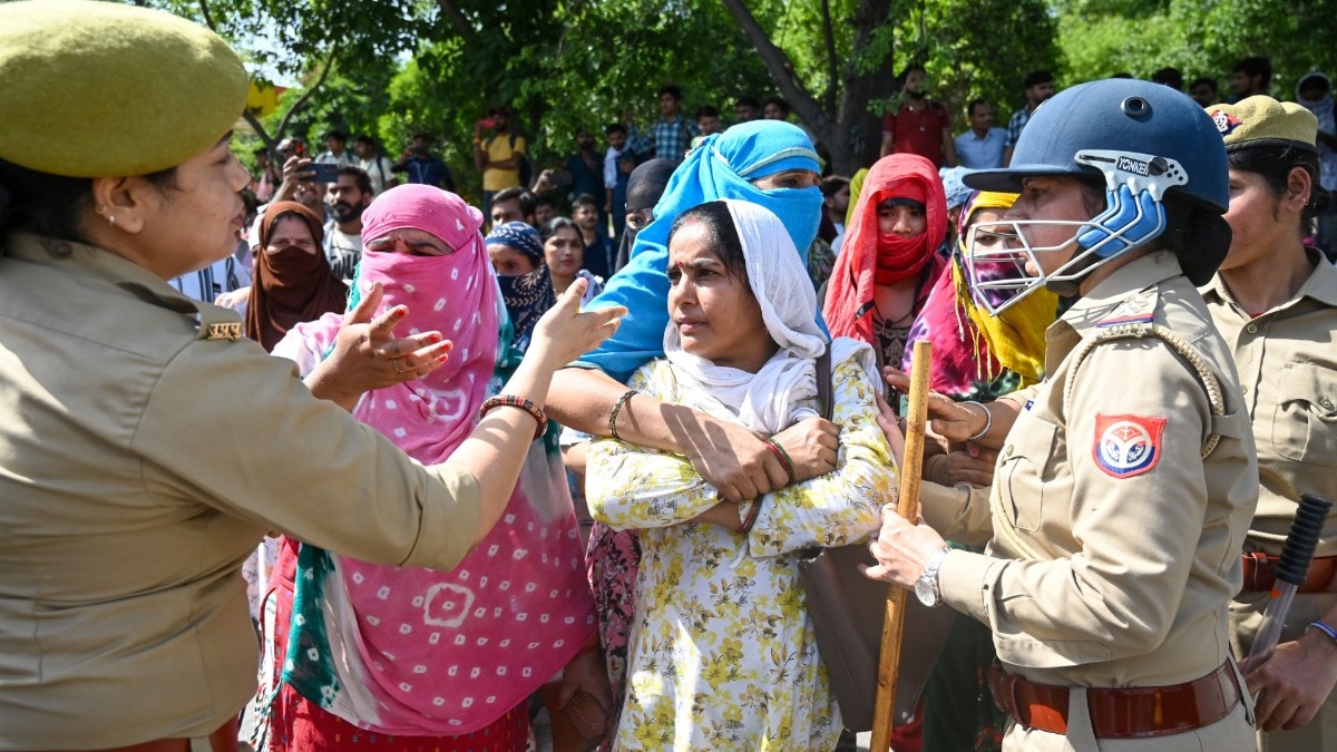noida labour protest salary hike demand