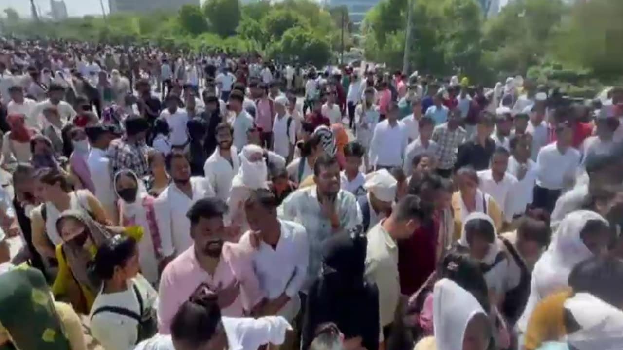 '11 हजार की सैलरी में तो 4 हजार का सिलेंडर ही...', नोएडा में प्रदर्शन के बीच कर्मचारियों का छलका दर्द