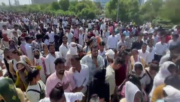 नोएडा सैलरी बढ़ाने की मांग को लेकर प्रदर्शन करते कर्मचारी (Photo: Screengrab) नोएडा सैलरी बढ़ाने की मांग को लेकर प्रदर्शन करते कर्मचारी (Photo: Screengrab)