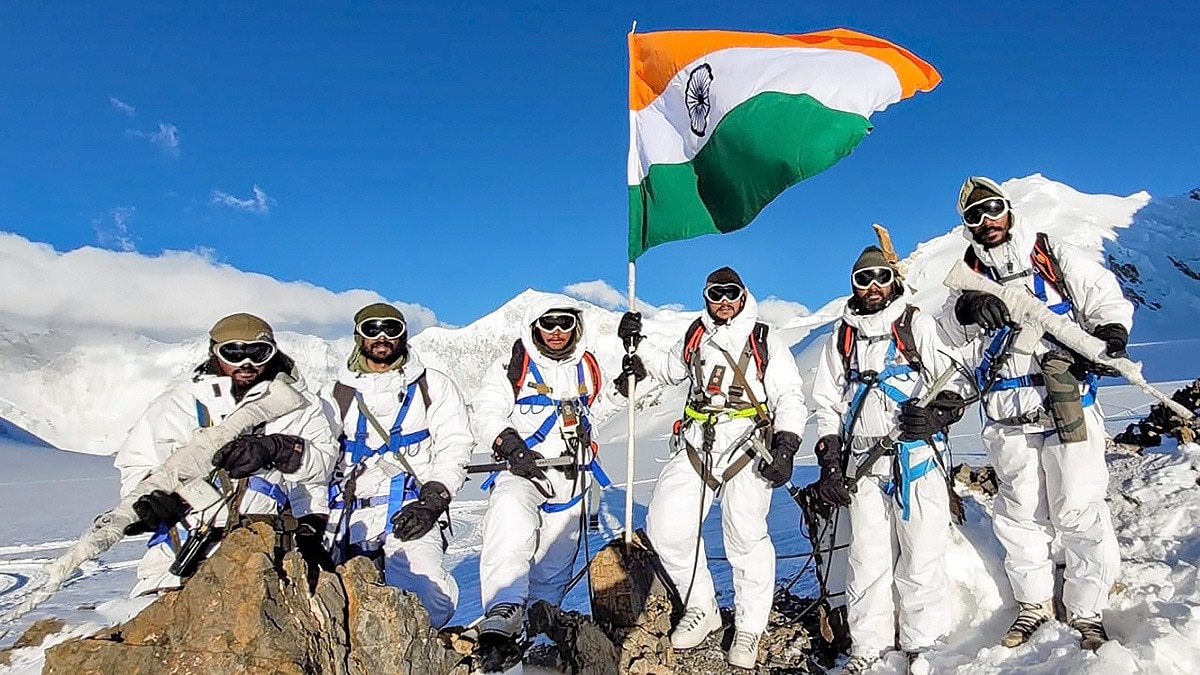 सियाचिन पर तिरंगा फहराते भारतीय सेना के फायर एंड फ्यूरी कॉर्प्स के जवान. (File Photo: PTI)