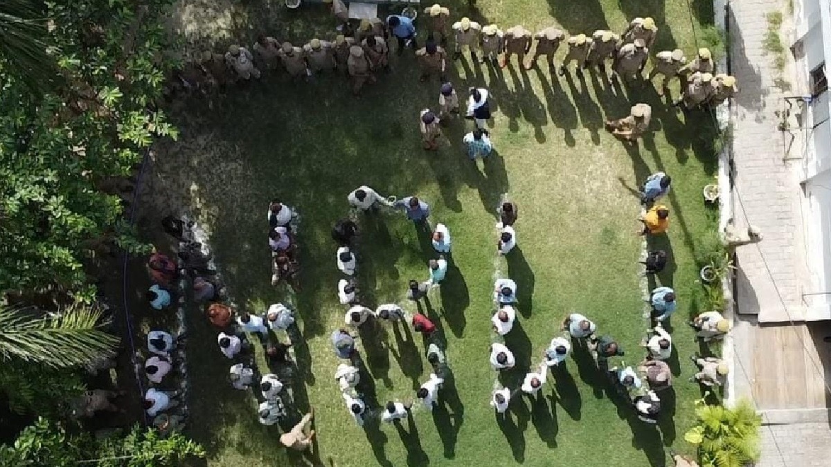 पुलिस ने आरोपियों को ऐसे खड़ा किया कि NBW लिखा दिख रहा था (फोटो-ITG)