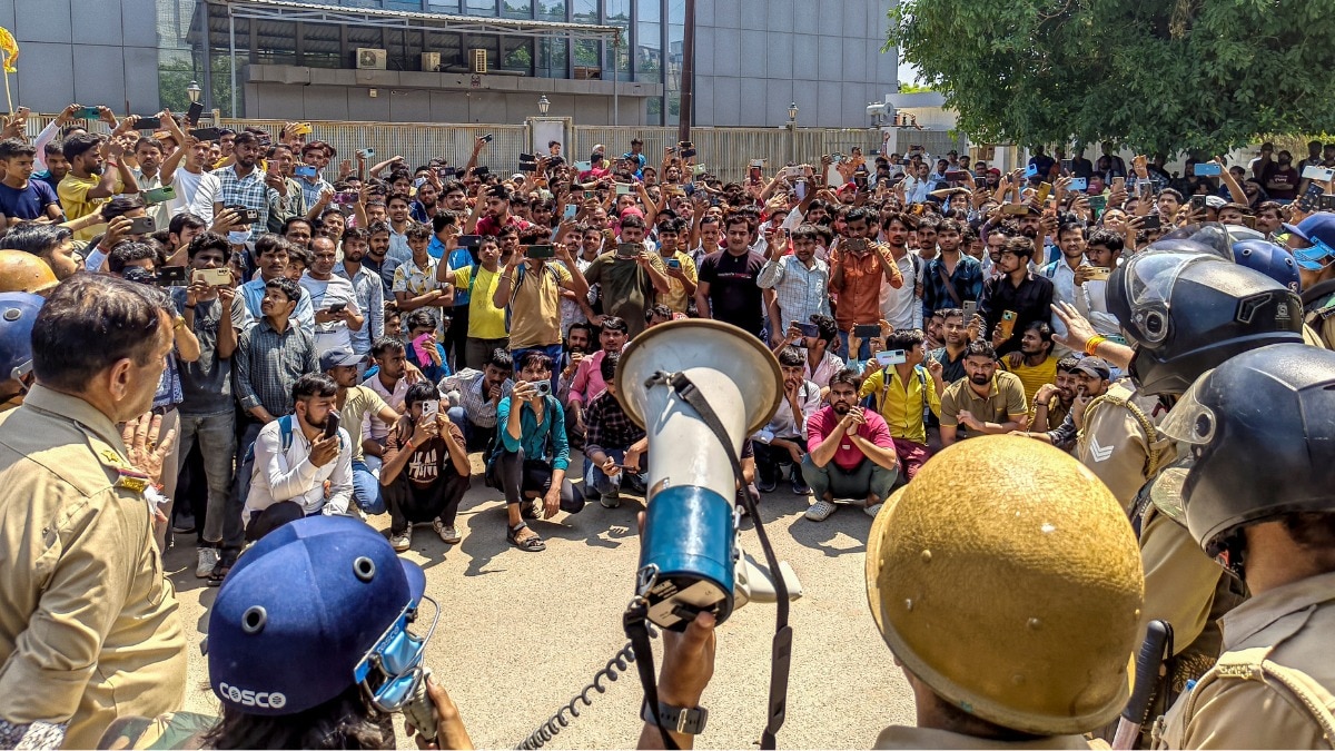 भिवाड़ी में वेतन बढ़ोतरी को लेकर प्रदर्शन हो रहा है. (Photo: PTI)