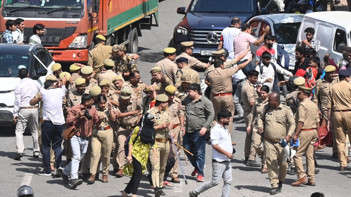 गैस महंगी, किराया बढ़ा... इतनी सैलरी में कैसे चले घर, नोएडा में प्रोटेस्ट कर रहे मजदूरों का दर्द