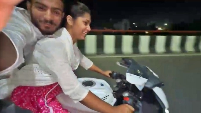 बाइक चला रही युवती की मौत, युवक अस्पताल में (Photo- Screengrab)