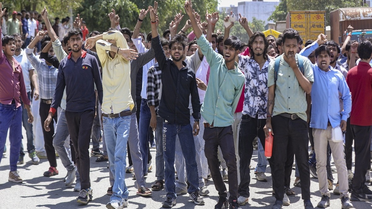 नोएडा में सैलरी बढ़ाने की मांग को लेकर विरोध प्रदर्शन करते प्राइवेट कंपनियों के कर्मचारी. (Photo: PTI)