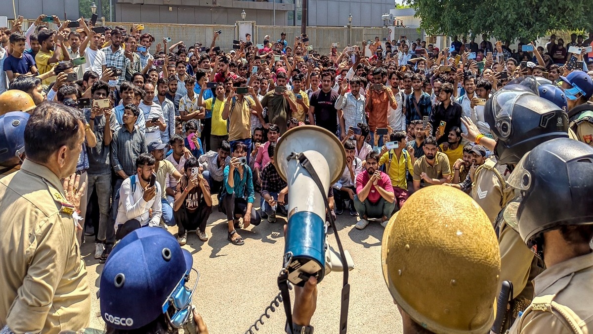 नोएडा में सैलरी बढ़ाने की मांग को लेकर विरोध प्रदर्शन करते प्राइवेट कंपनियों के कर्मचारी. (Photo: PTI)