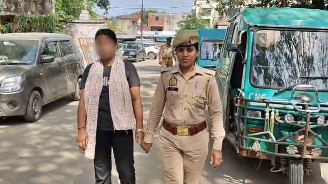 कानपुर पुलिस की गिरफ्त में आरोपी महिला (Photo- Screengrab)