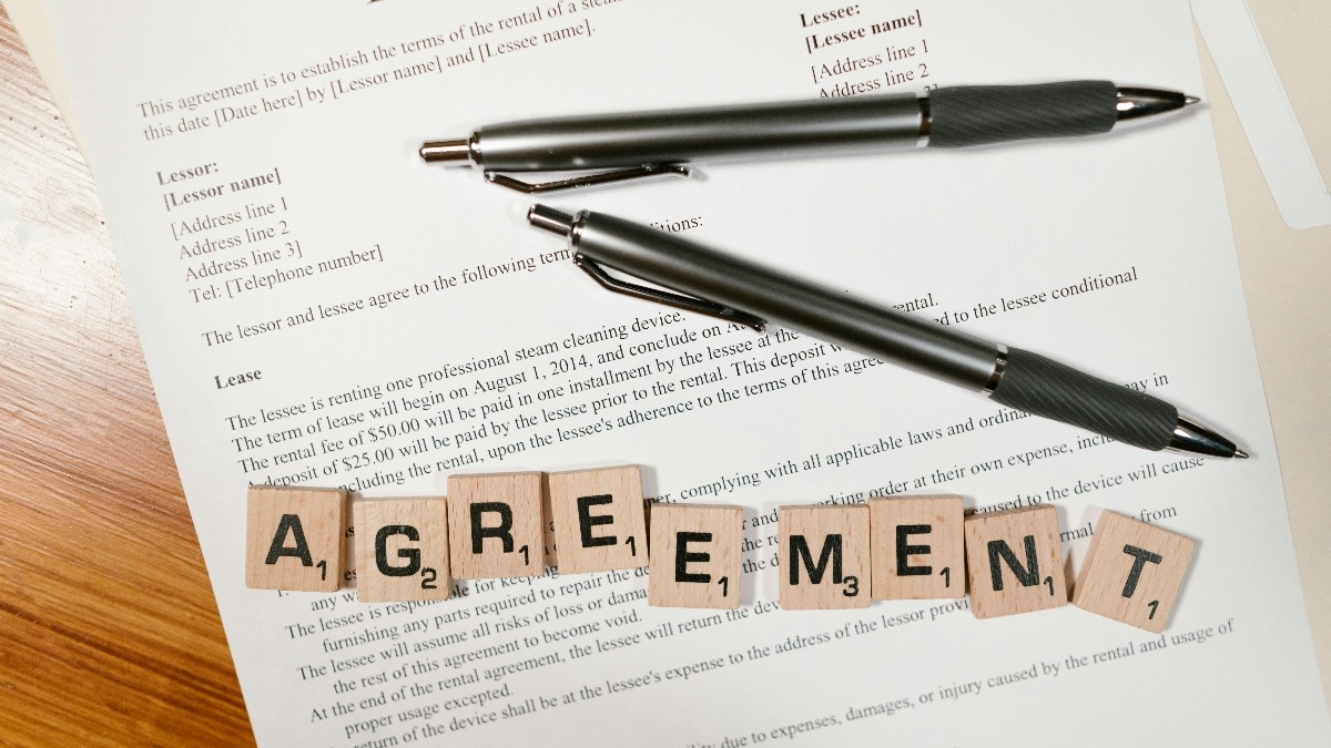 सही जानकारी के साथ एग्रीमेंट करने से आप कई परेशानियों से बच सकते हैं. ( Photo: Pexels)