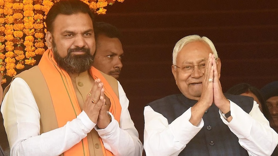 बिहार के नए 'चौधरी' होंगे सम्राट? नीतीश ने भंग की कैबिनेट, राज्यपाल को सौंपा इस्तीफा - bihar new cm name announcement samrat choudhary nitish kumar political activity ntcpkb - AajTak
