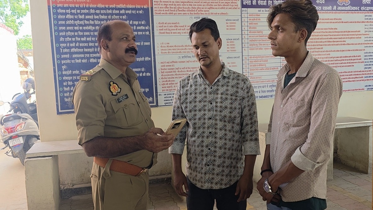 बच्चों के गायब होने पर पुलिस में शिकायत लेकर पहुंचे परिजन. (Photo: Uday Gupta/ITG)