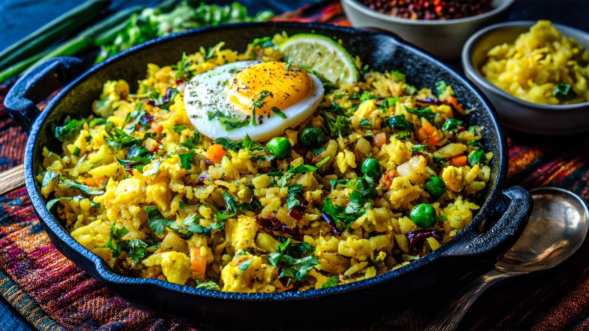 अंडे और पोहे को मिलाकर बनाएं हाई प्रोटीन नाश्ता (Photo- Adobe Stock)