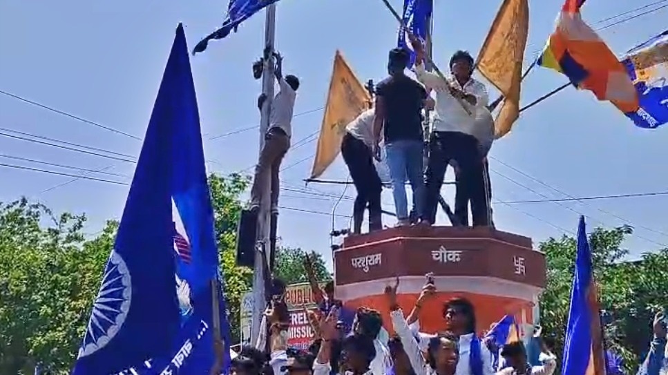 Mischievous elements climb atop Parashuram Chowk in Agra (Photo: Screengrab)