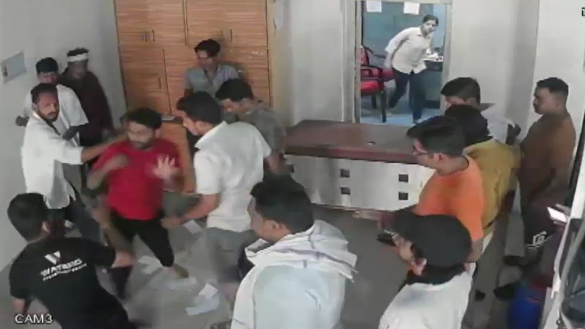 गैस सिलेंडर न मिलने पर मारपीट (Photo: Screengrab)