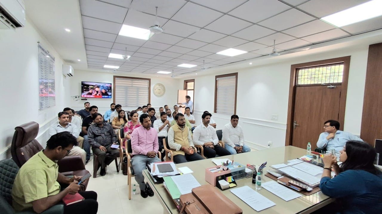 'अब कोई कर्मचारी उपद्रव किया तो उसके साथ...', नोएडा डीएम मेधा रूपम की चेतावनी