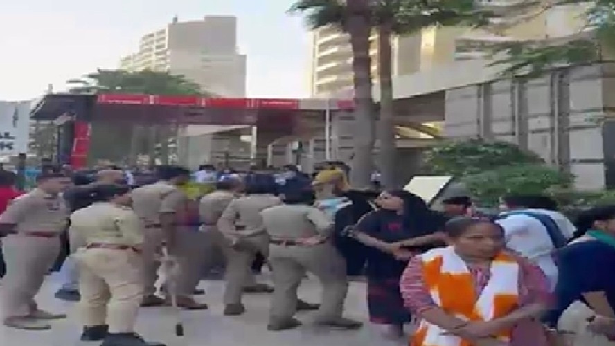 हाउसिंग सोसाइटी के बाहर प्रदर्शन करने पहुंचीं मेड्स. (Photo: Screengrab)