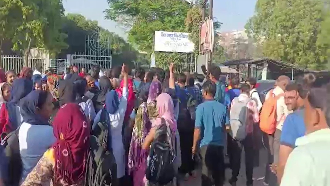 प्राइवेट यूनिवर्सिटी के बाहर विरोध प्रदर्शन करते कर्मचारी. (Photo: Screengrab)